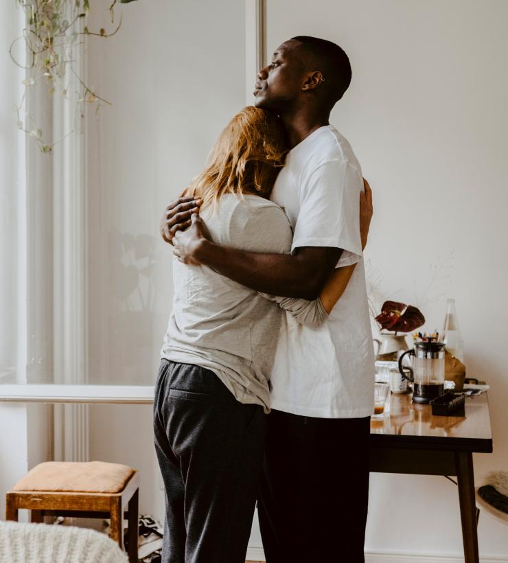 Hijo abrazando a su triste madre