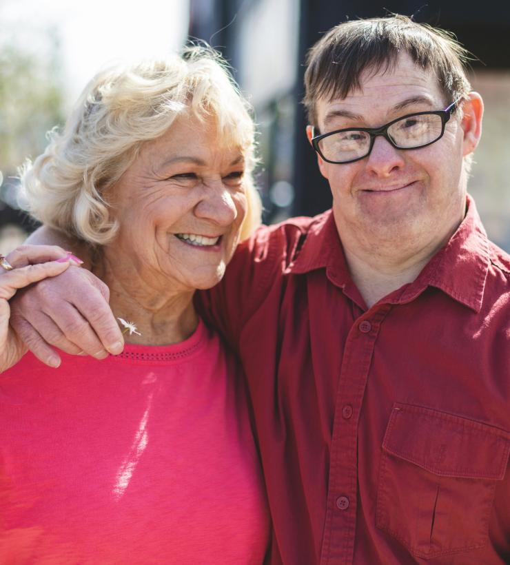 Mamá con hijo sonriente